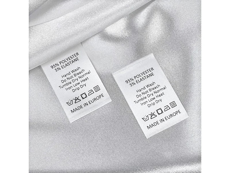 étiquettes d'entretien présenté comme exemple de fabrication d étiquette textile avec étiquette cartonnée, étiquette de taille et écusson textile